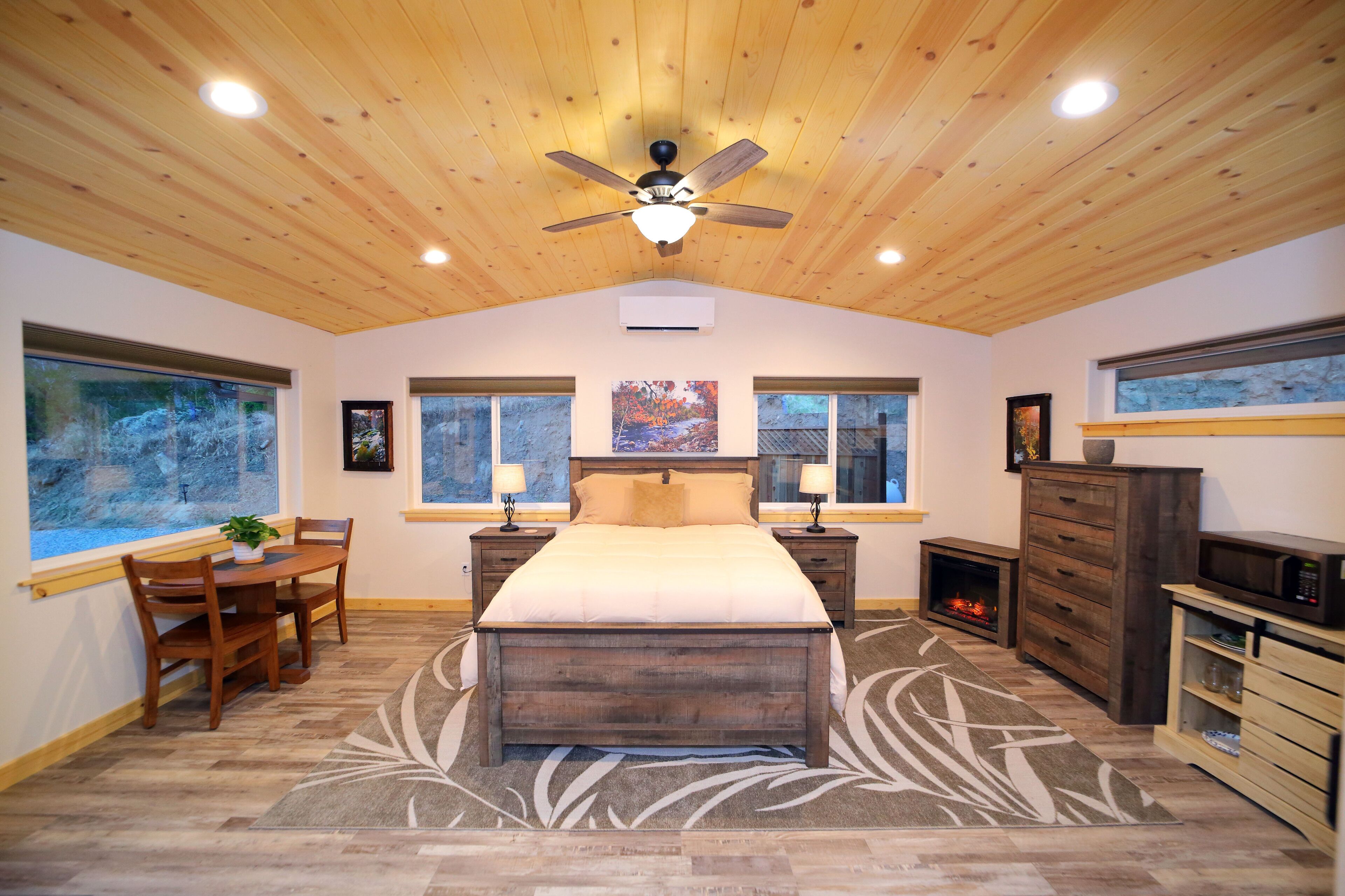 Ash Mountain Suite 1 mile to Sequoia National Park!  Brand new!