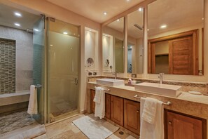 Badewanne, Handtücher, Toilettenpapier