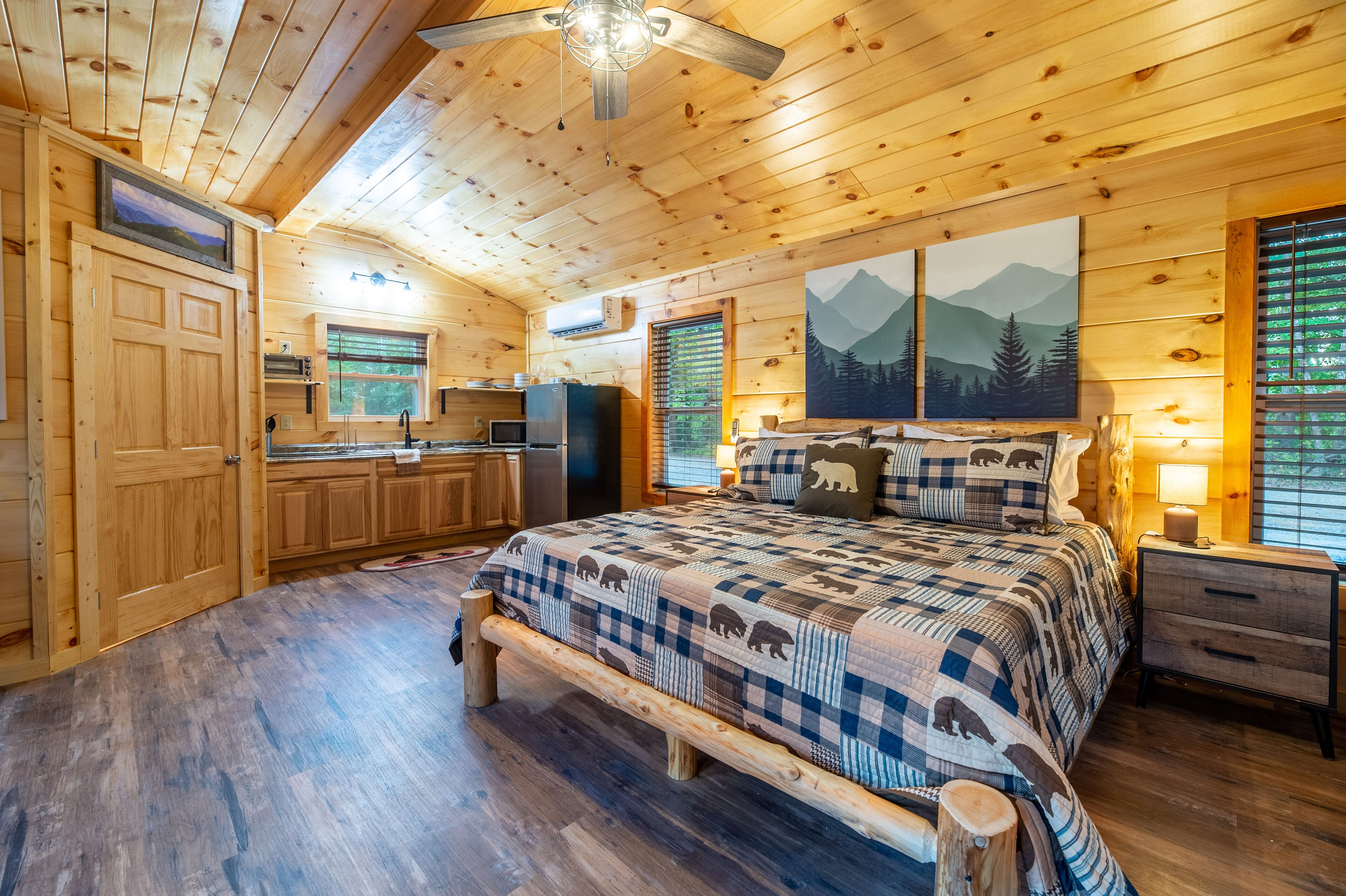 Brand new tiny cabin w/ view and hot tub!