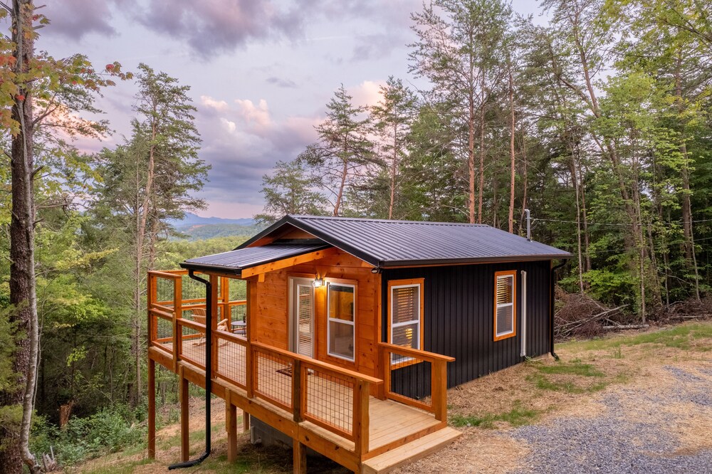 Brand new tiny cabin w/ view and hot tub!