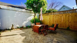 Outdoor dining - Perfect MidTown Location 1/2 Block to Seawall Beach (Galveston)