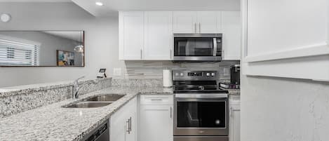 Frigorifero, microonde, forno, piano cottura