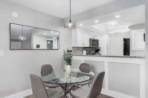 Dining - Fort Myers Gem! Perfect location! (Fort Myers)