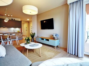 TV - Cosy apartment for 5 people with WIFI, pool, TV, balcony and pets allowed (Kolobrzeg)