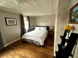 6 bedrooms, desk, iron/ironing board, free WiFi