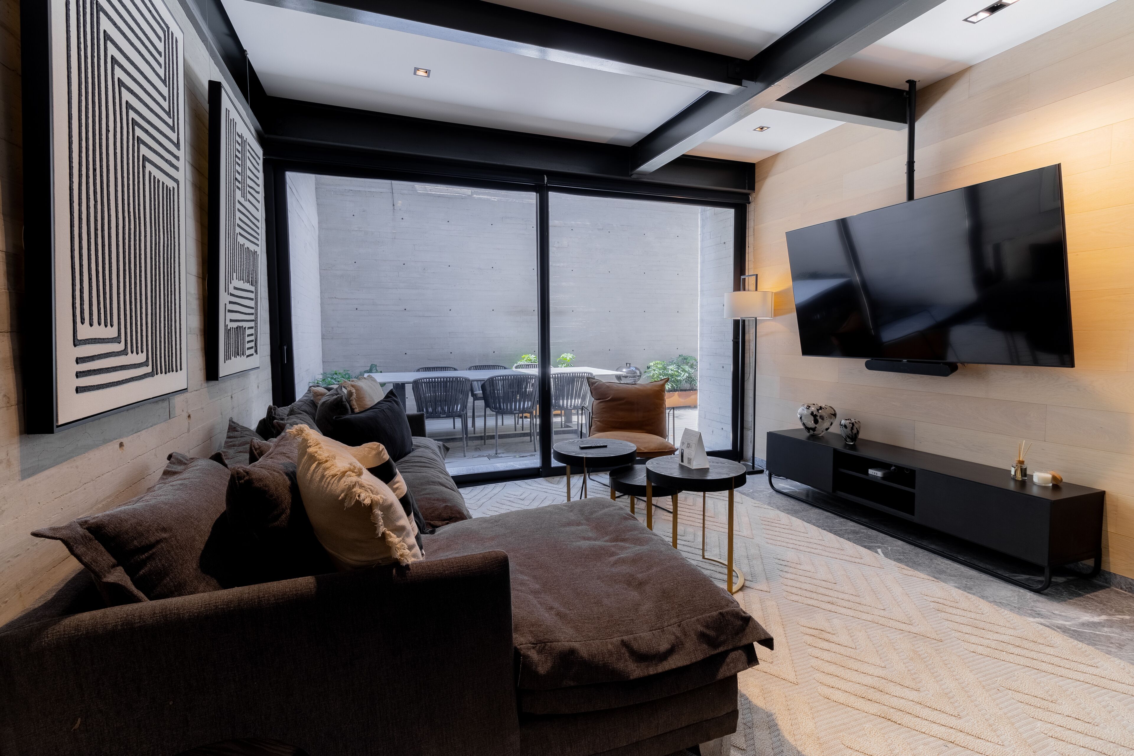 Deluxe appartement, 1 slaapkamer, patio | Woonruimte | Een ledtelevisie, slimme speakers, streamingdiensten en een printer