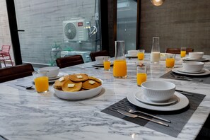 Apartamento superluxo, 2 quartos, varanda | Sala de jantar