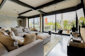 高級頂樓客房, 2 間臥室, 露台 | 起居區 | 55-吋LED 液晶電視、有線頻道、電視、智慧音箱