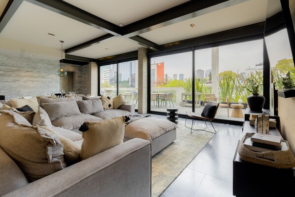 Appartement Penthouse supérieur, 2 chambres, terrasse | Aire de séjour | Téléviseur à DEL de 55 po avec télévision par câble, téléviseur