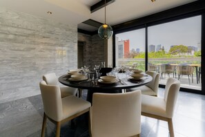 Appartement Penthouse supérieur, 2 chambres, terrasse | Salle à manger
