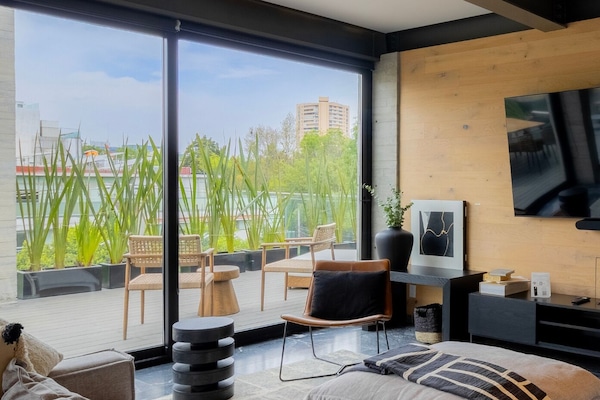 Loftsleilighet – superior, 2 soverom, terrasse | Oppholdsområde | En 55-tommers LED-TV med kabel-kanaler samt TV og smarthøyttalere