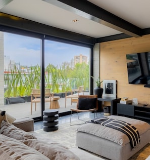 Appartement Penthouse supérieur, 2 chambres, terrasse | Aire de séjour | Téléviseur à DEL de 55 po avec télévision par câble, téléviseur