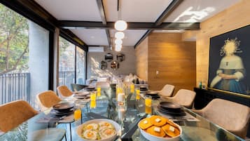 Superior Apartment, 3 Bedrooms, Balcony | Dining room