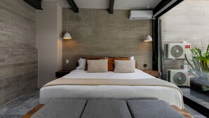 Un dormitorio moderno con una cama grande, dos lámparas de noche y vistas al exterior.