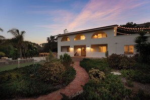 Exterior - Spanish Casita With Game Room/Putting Green/ Beach VolleyBall/Pool Slide/Hottub! (Escondido)