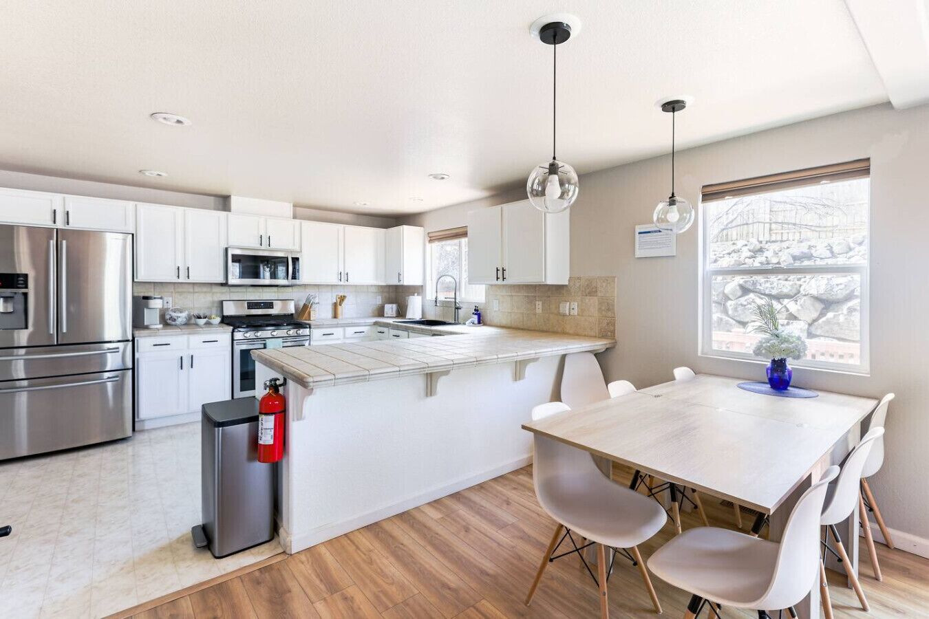 Jääkaappi, mikroaaltouuni, uuni, liesi