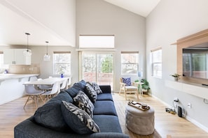 TV, fireplace - Designer Home conveniently located in Reno, NV (Reno)