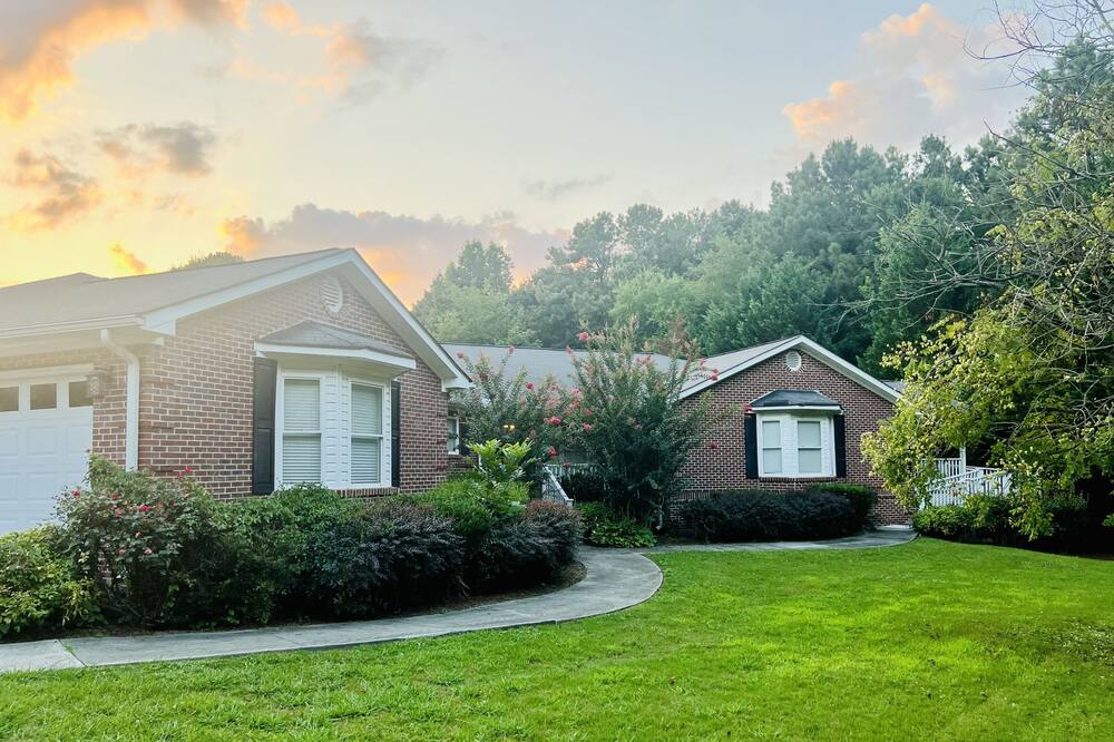 Spacious home w/ 8ft pool just 1.1 miles to 1-75