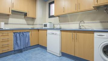 Refrigerador, microondas, lavavajillas y cafetera y tetera