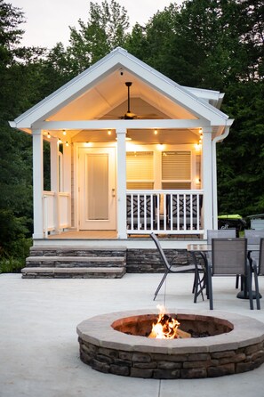 Terrace/patio - The Jocassee Tiny House (Salem)