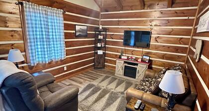 A Cozy Couples Cabin minutes from Pigeon Forge with hot tub!