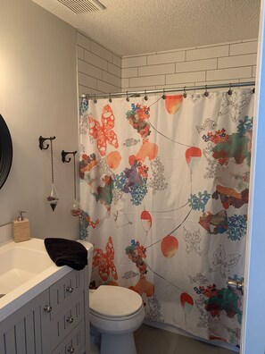 Combined shower/bathtub, bidet, towels, soap