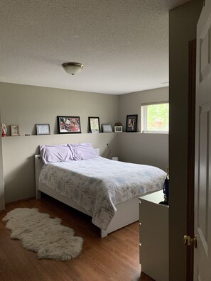 4 bedrooms, desk, iron/ironing board, WiFi