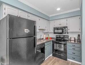 冰箱、微波炉、烤箱、炉灶