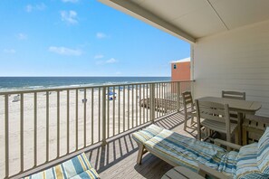 Outdoor dining - BEACHFRONT, GREAT LOCATION, NEW COMPLEX, GREAT FOR FAMILIES! (Gulf Shores)