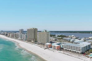 On the beach - BEACHFRONT, GREAT LOCATION, NEW COMPLEX, GREAT FOR FAMILIES! (Gulf Shores)