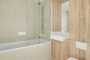Hair dryer, towels - Luxe Aldgate Studio nr Bars & Coffee Shops, by Blueground (London)
