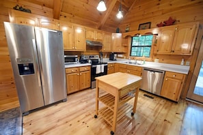 Køleskab, mikrobølgeovn, ovn, kogeplade