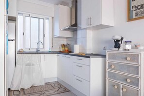 Geladeira, micro-ondas, cafeteira/chaleira, chaleira elétrica