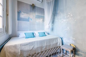 2 quartos, ferros/tábuas de passar roupa, berço de viagem