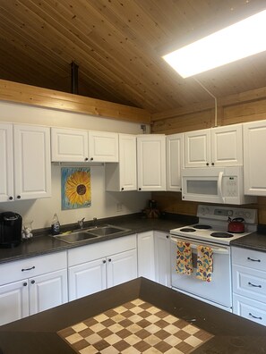 KĂŒhlschrank, Mikrowelle, Ofen, Herdplatte