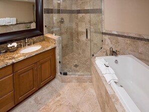 Combinazione doccia/vasca, asciugacapelli, asciugamani, sapone