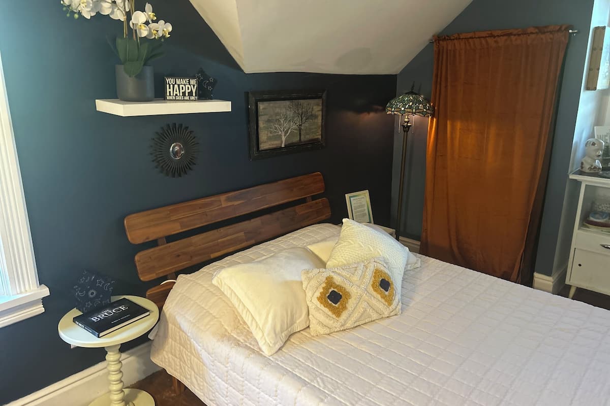 Suite, 1 Queen Bed, Private Bathroom | Bed sheets