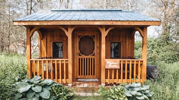 Traditional Cabin, 1 Double Bed, Garden View | WiFi, bed sheets