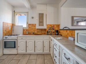 Fridge, microwave, oven, coffee/tea maker - Appartement Berthelotine - Welkeys (Cannes)