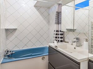 Badewanne, kostenlose Toilettenartikel, Haartrockner, Handtücher