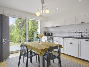 Kjøleskap, mikrobølgeovn, ovn og oppvaskmaskin