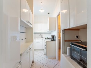 Réfrigérateur, four, cafetière/bouilloire