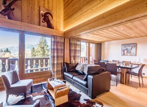 TV, caminetto, videogiochi, lettore DVD