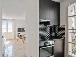Refrigerador, horno, cafetera/tetera, tostadora