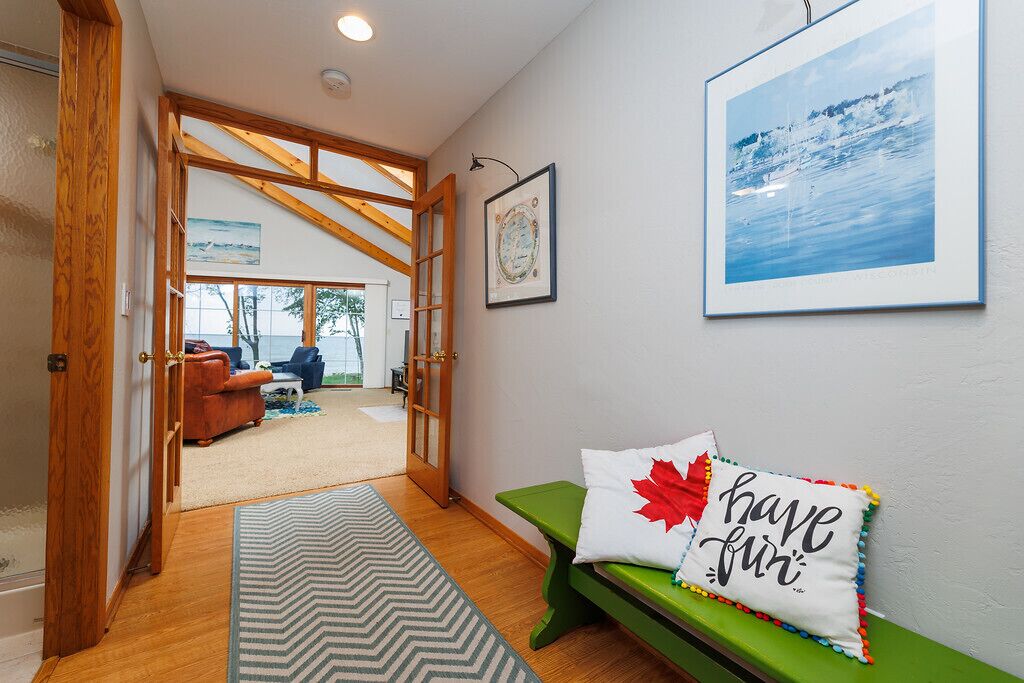 Bay Waterfront - Pet Friendly - Cozy Shore *Under New Management*