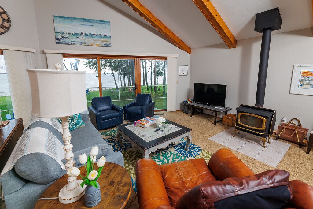 Bay Waterfront - Pet Friendly - Cozy Shore *Under New Management*