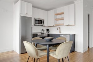 Kylskåp, mikrovågsugn, ugn och diskmaskin