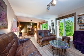 TV, fireplace, stereo