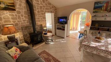 Televisie, een open haard en een stereo