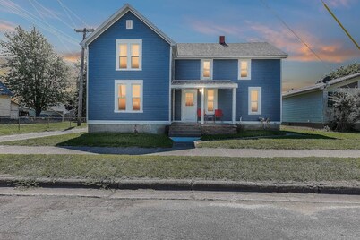 BigBlue! Dog Friendly | Big Groups | First Floor Master Bedroom | HotTub-all yr